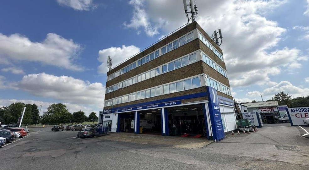 Daneholes Roundabout, Grays for rent - Building Photo - Image 1 of 7