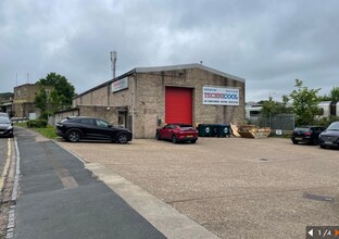 Redlands, Coulsdon to rent Interior Photo- Image 1 of 4