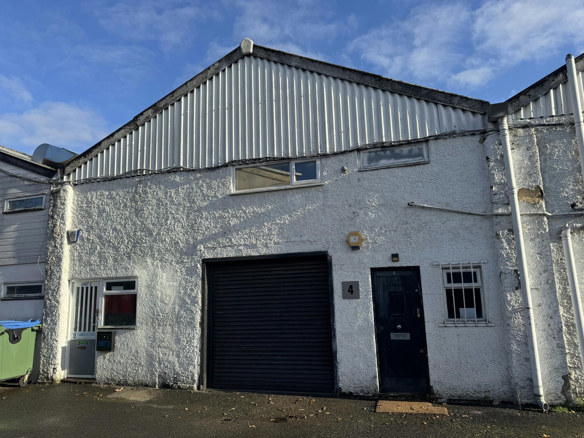 Kingston Rd, Leatherhead to rent Building Photo- Image 1 of 5