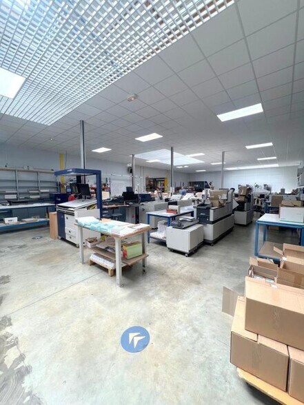 Light Industrial in Élancourt to rent - Interior Photo - Image 3 of 10