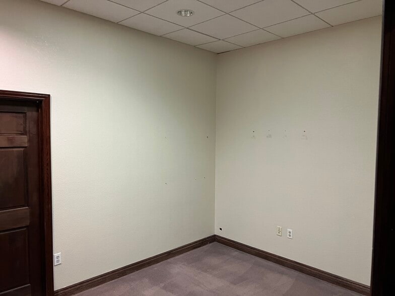 5868 S Pecos Rd, Las Vegas, NV to rent - Interior Photo - Image 3 of 13