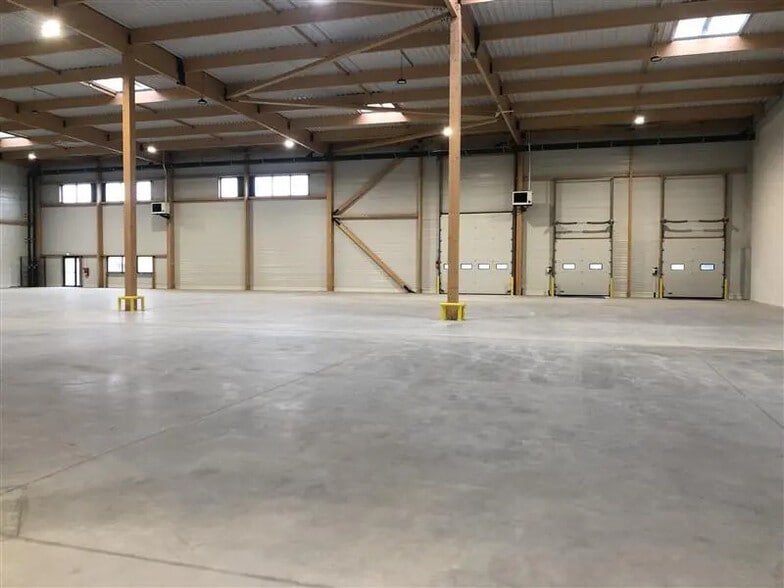 Industrial in Louvres to rent - Building Photo - Image 3 of 12
