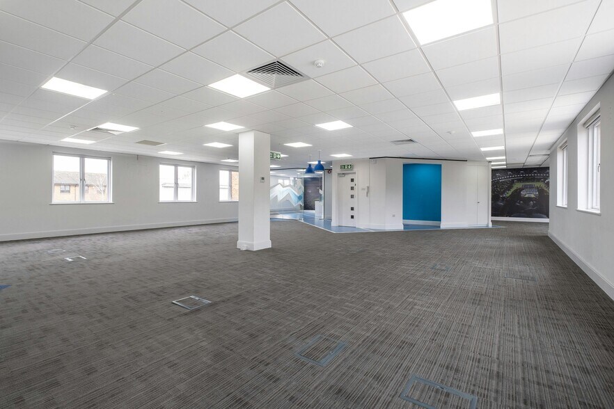 Portsmouth Rd, Esher to rent - Interior Photo - Image 3 of 9