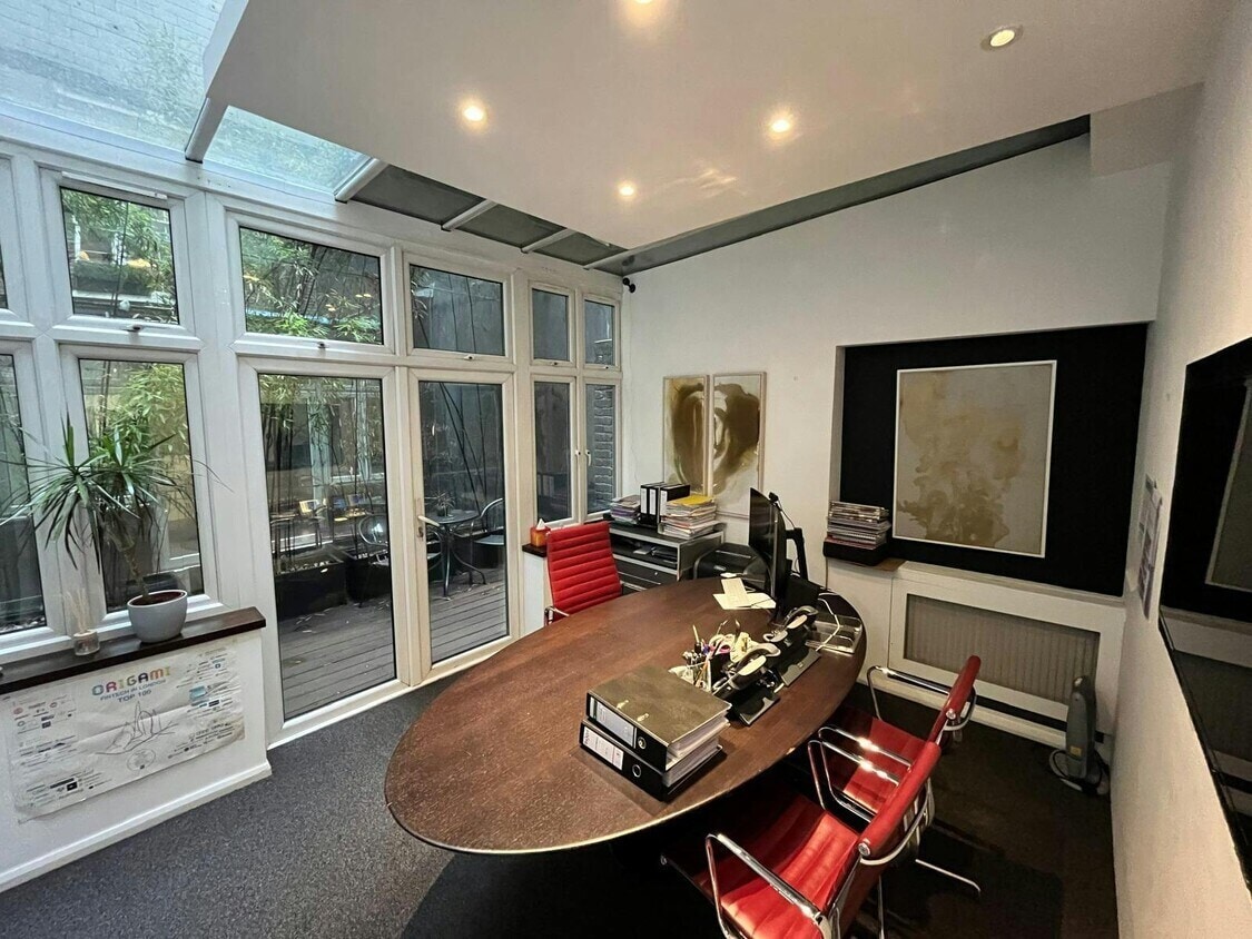 4 Hill St, London to rent Interior Photo- Image 1 of 10