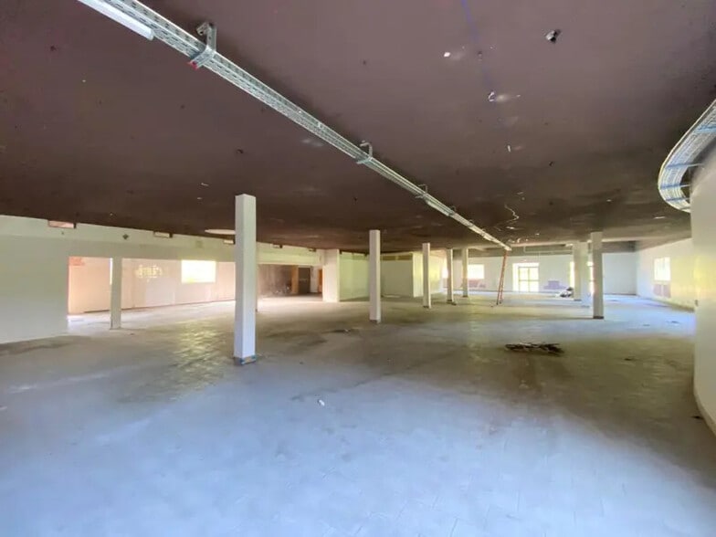 Light Industrial in Dardilly to rent - Interior Photo - Image 2 of 9