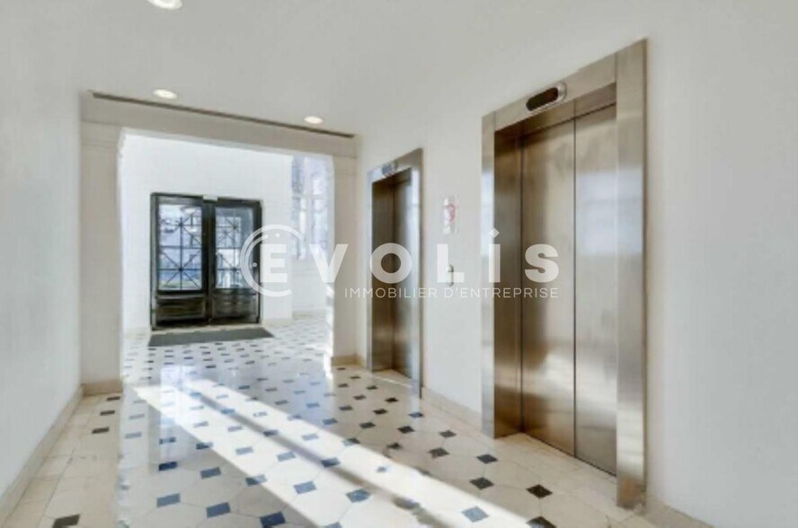 Office in Chessy to rent - Lobby - Image 2 of 7