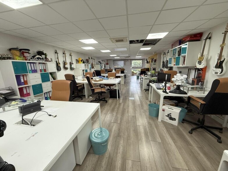 37 Rue Jean-Baptiste Charcot, Courbevoie to rent - Interior Photo - Image 3 of 8