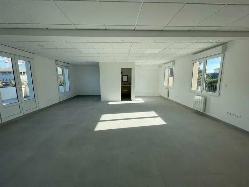 Office in Villiers-le-Bel to rent Interior Photo- Image 1 of 8
