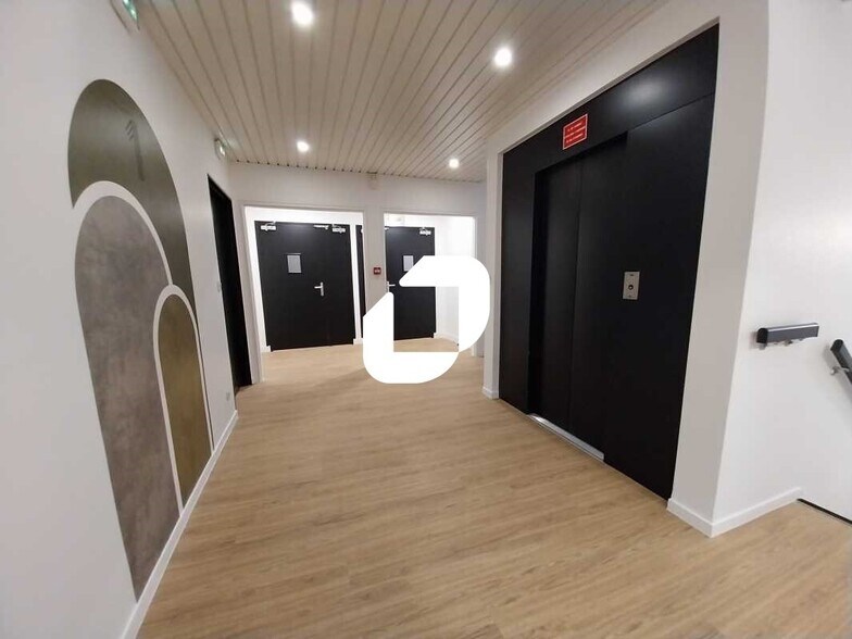12 Rue Du Fort De Saint-Cyr, Montigny-le-Bretonneux to rent - Lobby - Image 3 of 7