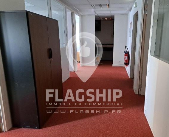 Retail in LA VARENNE SAINT HILAIRE to rent Interior Photo- Image 1 of 11