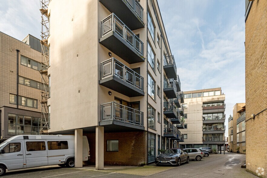 7 Bell Yard Mews, London to rent - Building Photo - Image 2 of 4