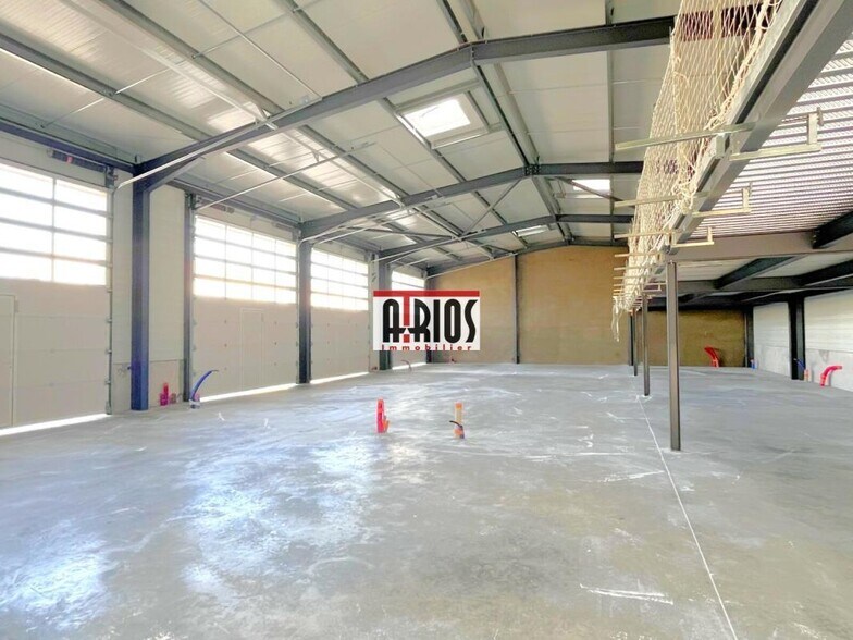 Industrial in La Crau to rent - Interior Photo - Image 1 of 8