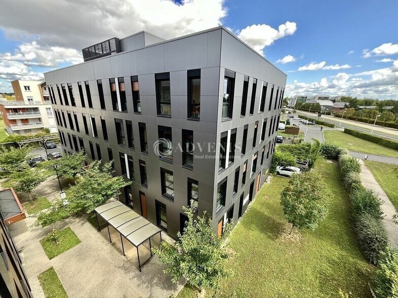 Office in Lieusaint to rent - Building Photo - Image 2 of 8