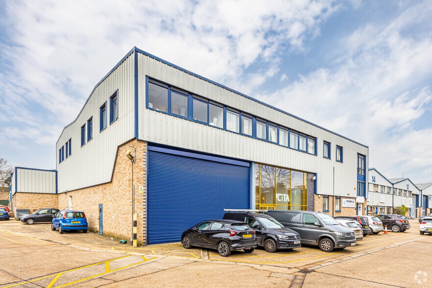 167 Hermitage Rd, London to rent - Primary Photo - Image 1 of 5