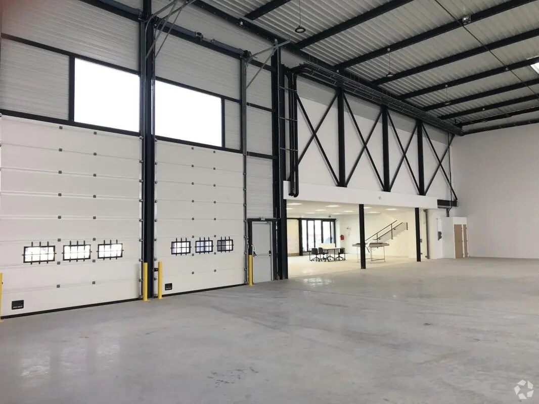 Light Industrial in Le Bourget to rent Interior Photo- Image 1 of 19