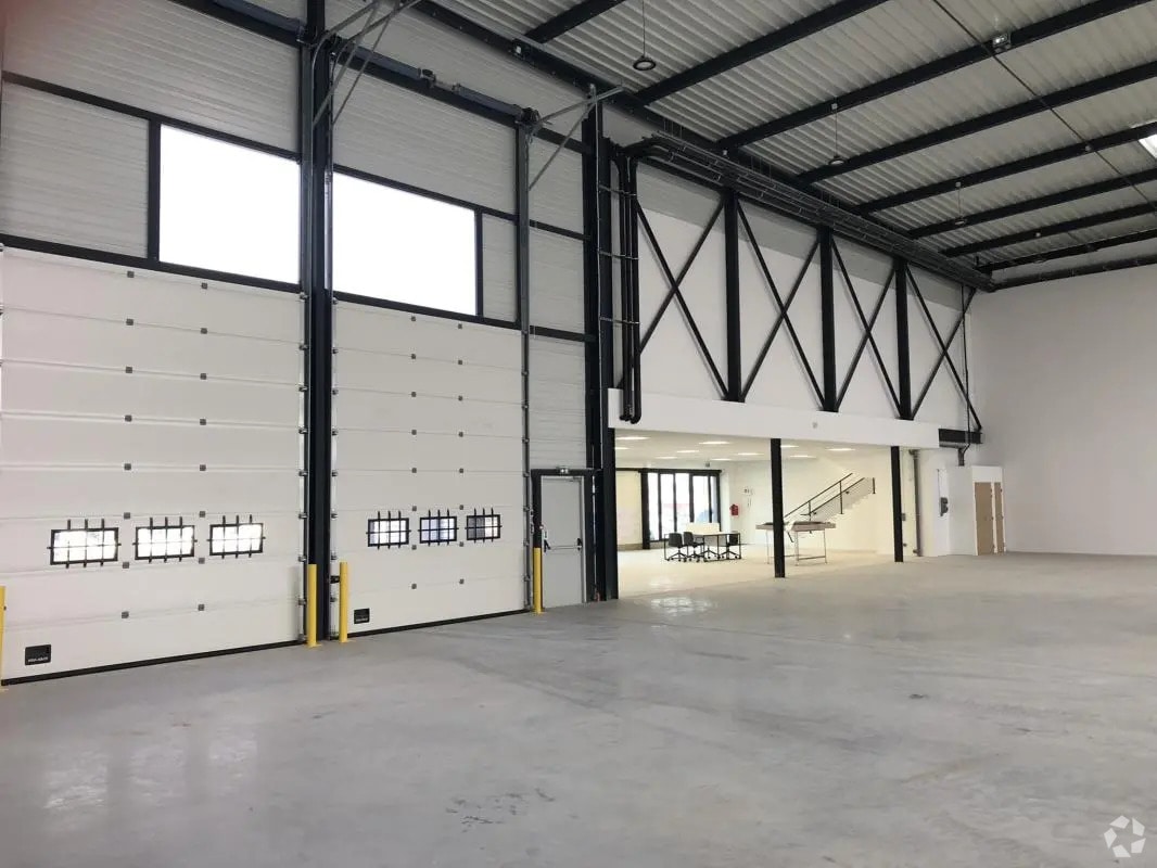 Light Industrial in Le Bourget to rent Interior Photo- Image 1 of 8