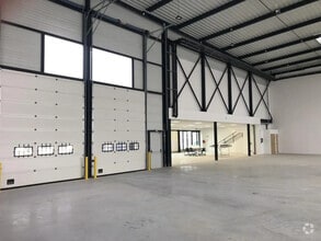 Light Industrial in Le Bourget to rent Interior Photo- Image 1 of 8
