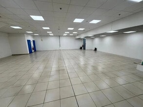 Retail in Paris to rent Interior Photo- Image 1 of 2