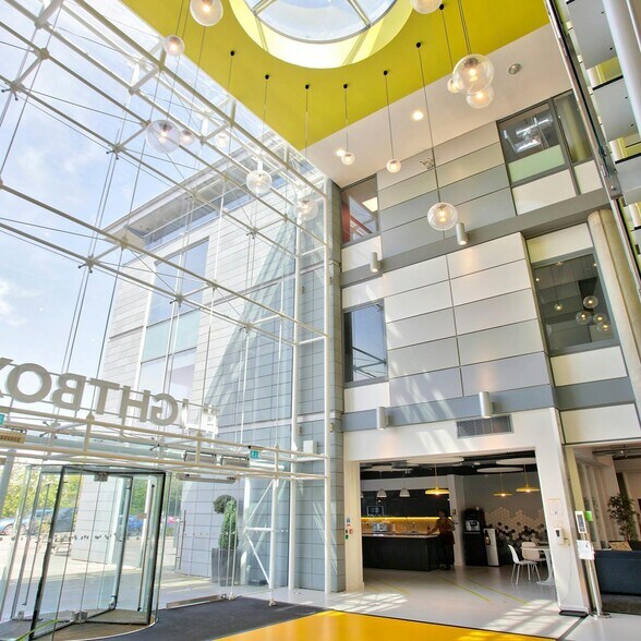 1 Willoughby Rd, Bracknell to rent - Building Photo - Image 2 of 5