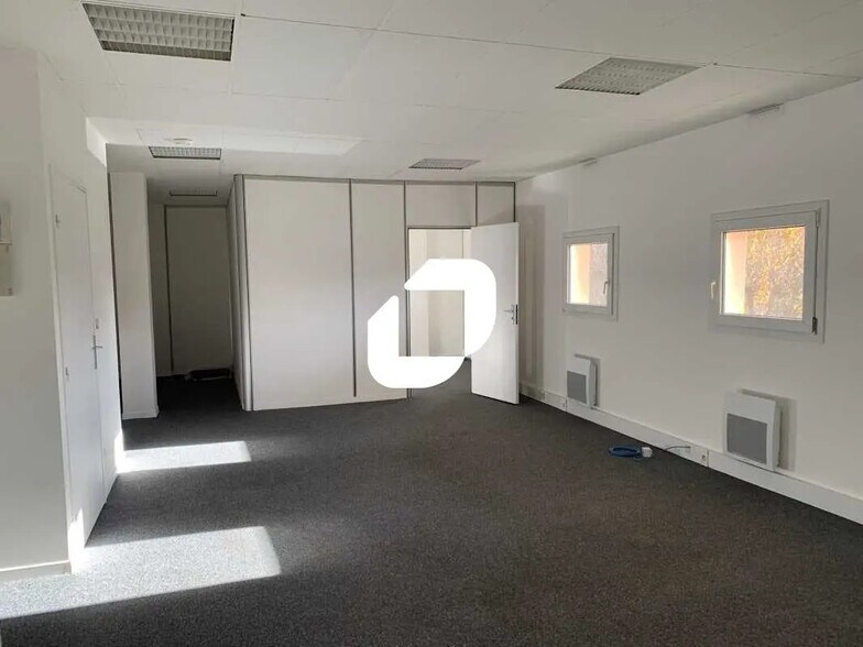 Office in Saint-Germain-en-Laye to rent - Interior Photo - Image 2 of 9