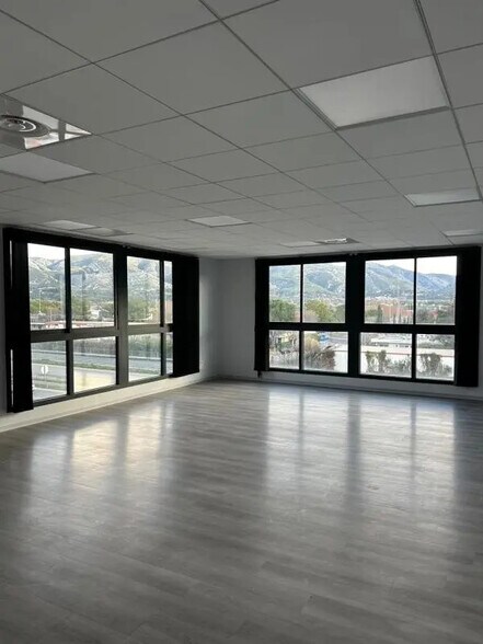 Office in Aubagne to rent - Building Photo - Image 2 of 7