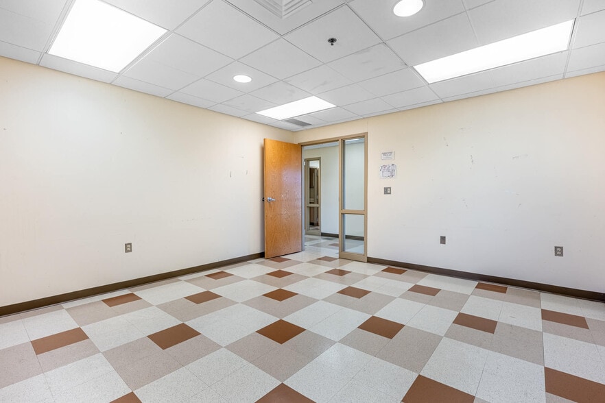 8690 Yankee St, Dayton, OH to rent - Building Photo - Image 2 of 5