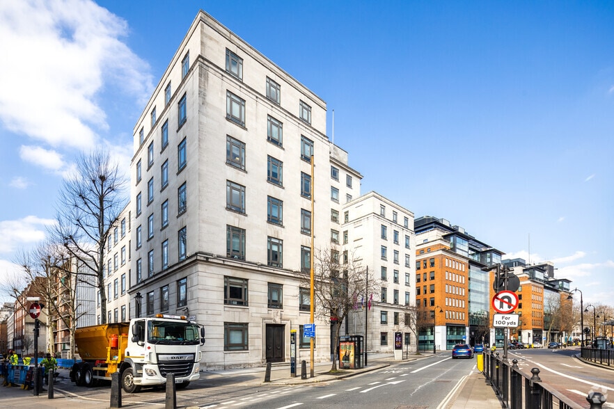 124 Theobalds Rd, London to rent - Building Photo - Image 3 of 4