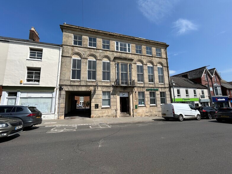 27 Fore St, Chard to rent - Building Photo - Image 2 of 9