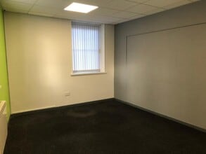 Huddersfield Rd, Oldham to rent Interior Photo- Image 2 of 5