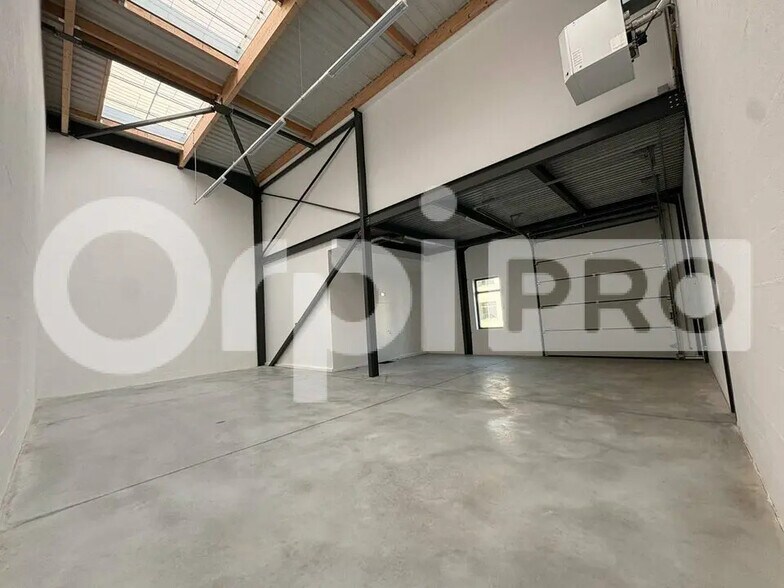 Light Industrial in Lieusaint to rent - Interior Photo - Image 1 of 6