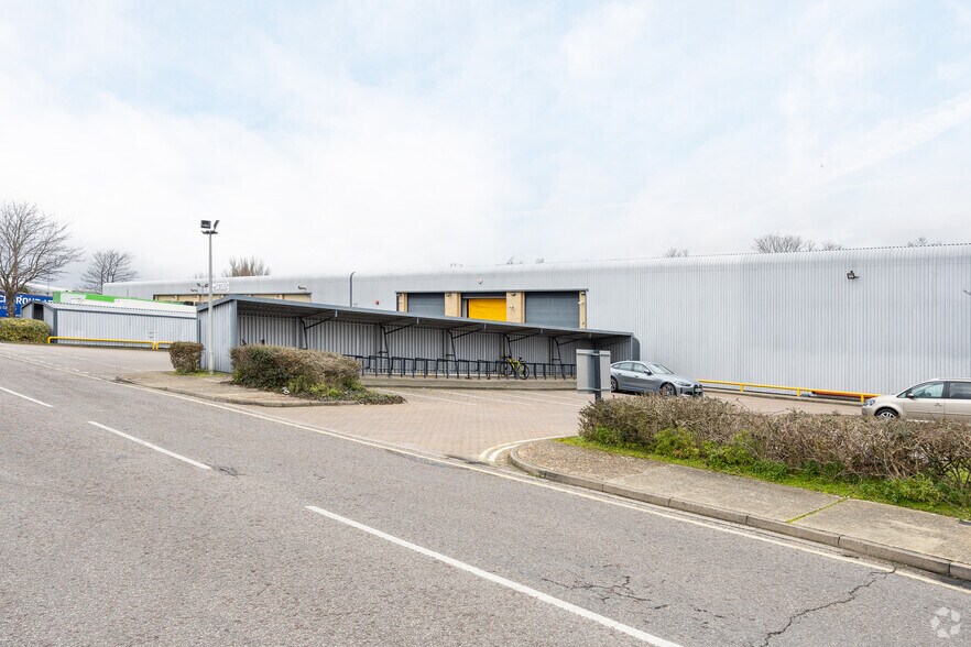 Robinson Way, Portsmouth to rent - Building Photo - Image 3 of 3