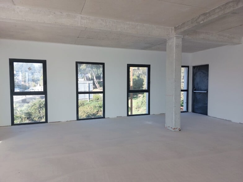 Avenue Marcel Paul (Rd 63), La Seyne-sur-Mer to rent - Interior Photo - Image 2 of 9