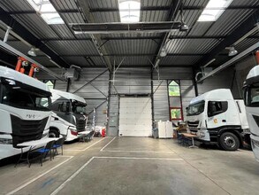 Light Industrial in Trappes to rent Interior Photo- Image 2 of 3