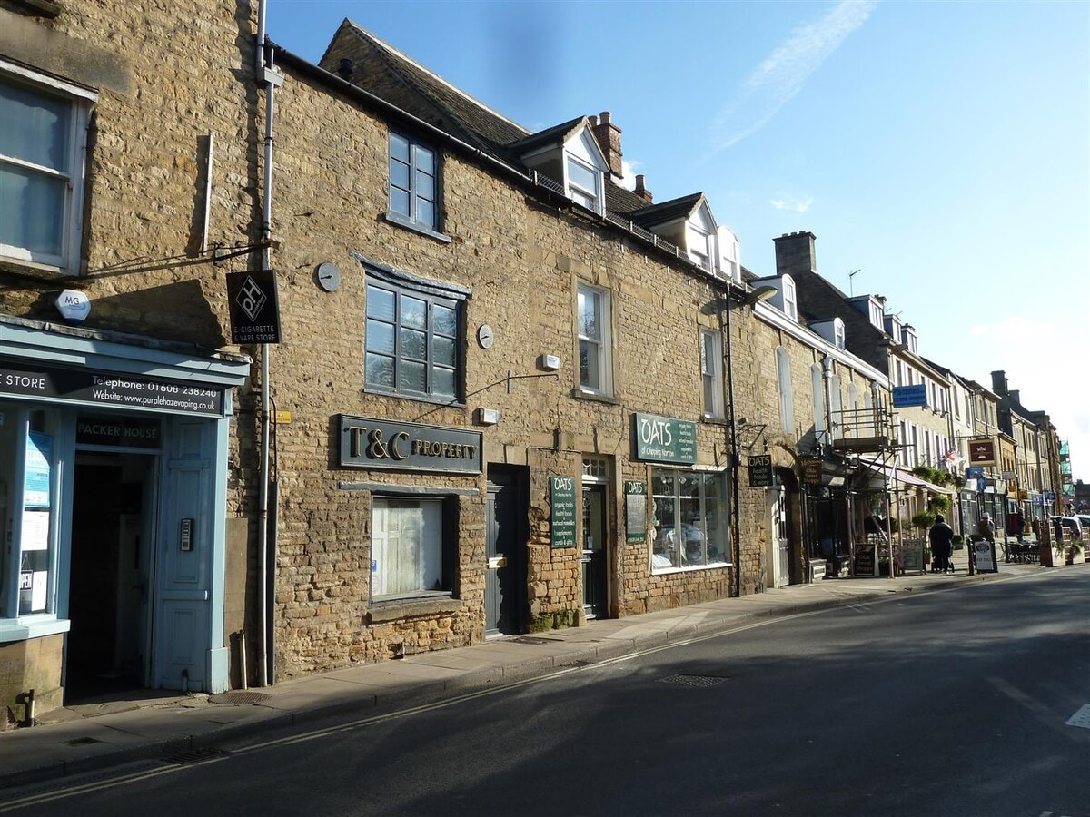27 High St, Chipping Norton, OX7 5AD UK