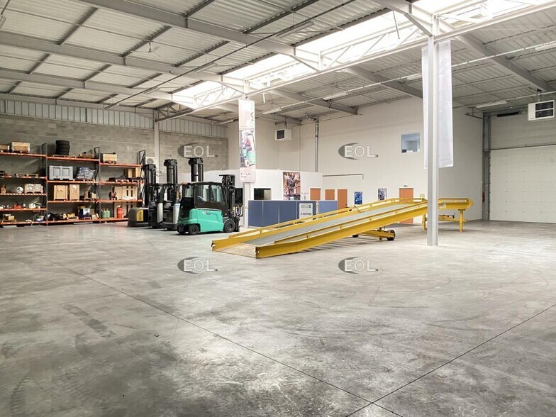 Industrial in Saint-Priest to rent - Interior Photo - Image 3 of 11