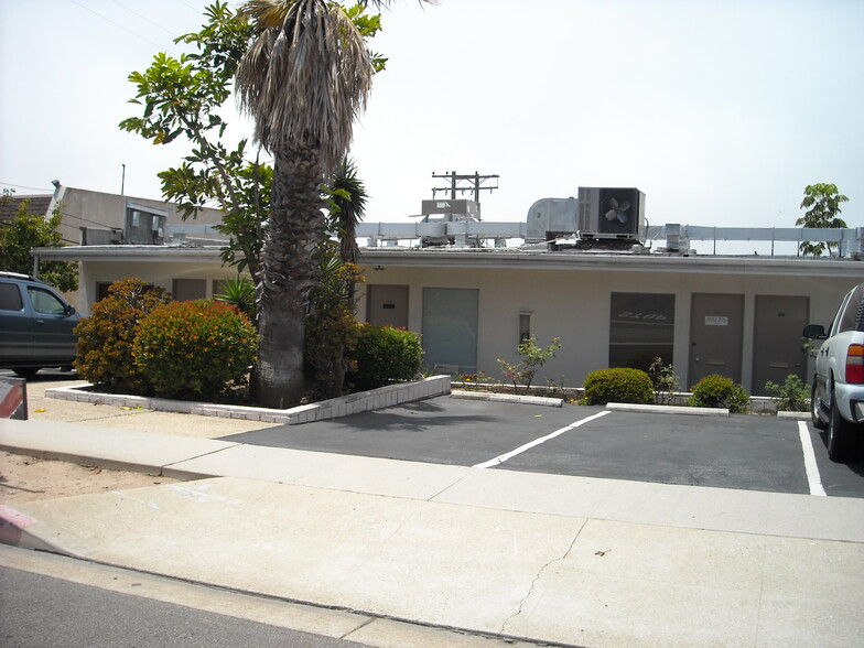 2100 N Sepulveda Blvd, Manhattan Beach, CA for rent - Building Photo - Image 3 of 4