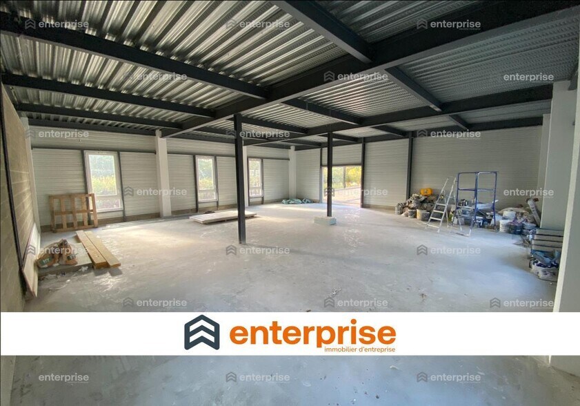 Office in SAINT-LEU-D'ESSERENT for sale - Building Photo - Image 1 of 7