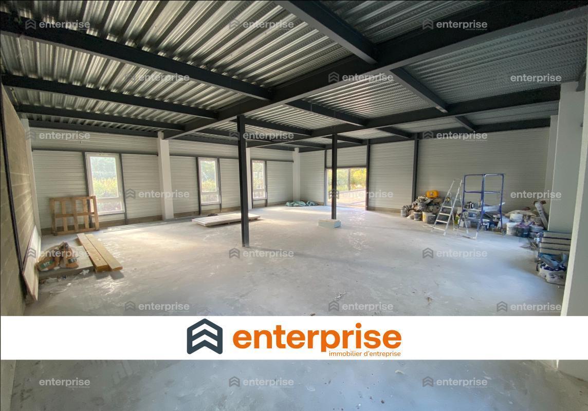 Office in SAINT-LEU-D'ESSERENT for sale Building Photo- Image 1 of 8