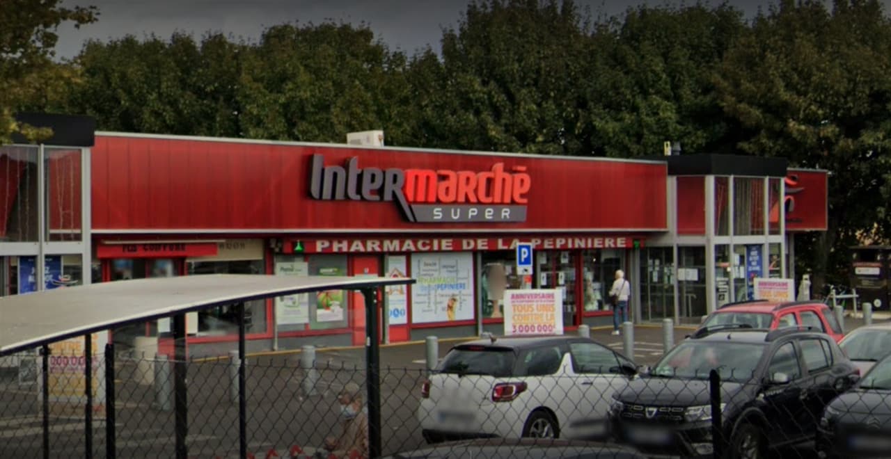 Retail in Noiseau to rent Building Photo- Image 1 of 2