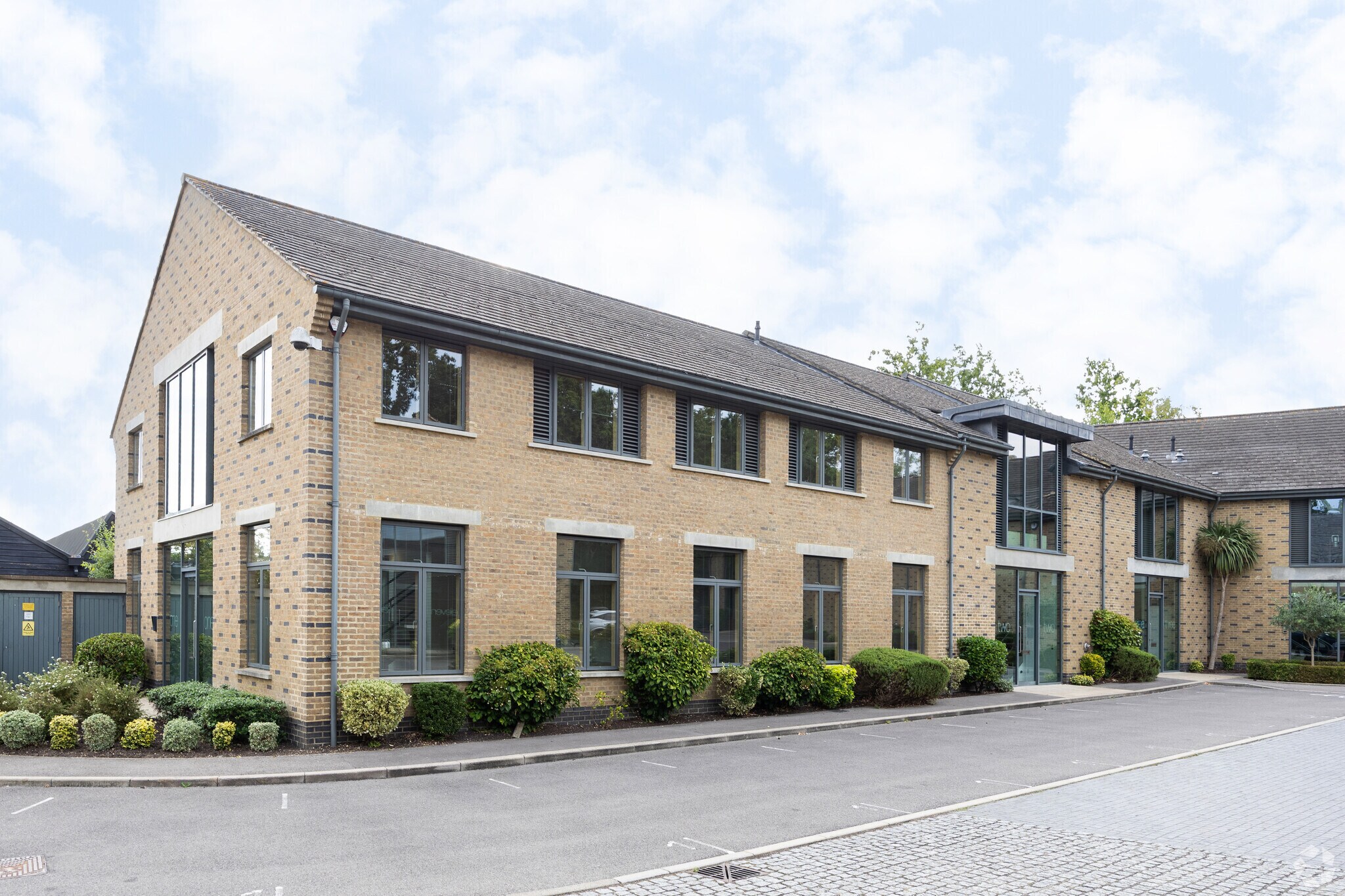 Eastern Rd, Bracknell for sale Primary Photo- Image 1 of 1