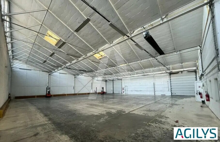 Light Industrial in Massy to rent - Interior Photo - Image 1 of 12