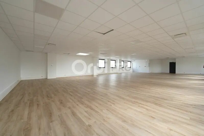 1 Rue Des Vergers, Limonest to rent - Interior Photo - Image 2 of 12