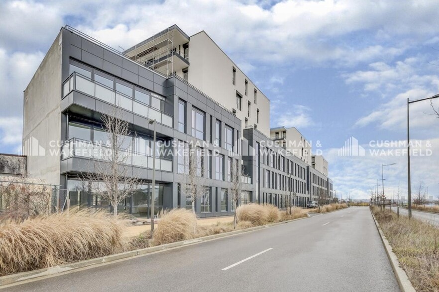 18-20 Boulevard Des Droits De L'Homme, Vaulx-en-Velin to rent - Building Photo - Image 1 of 11