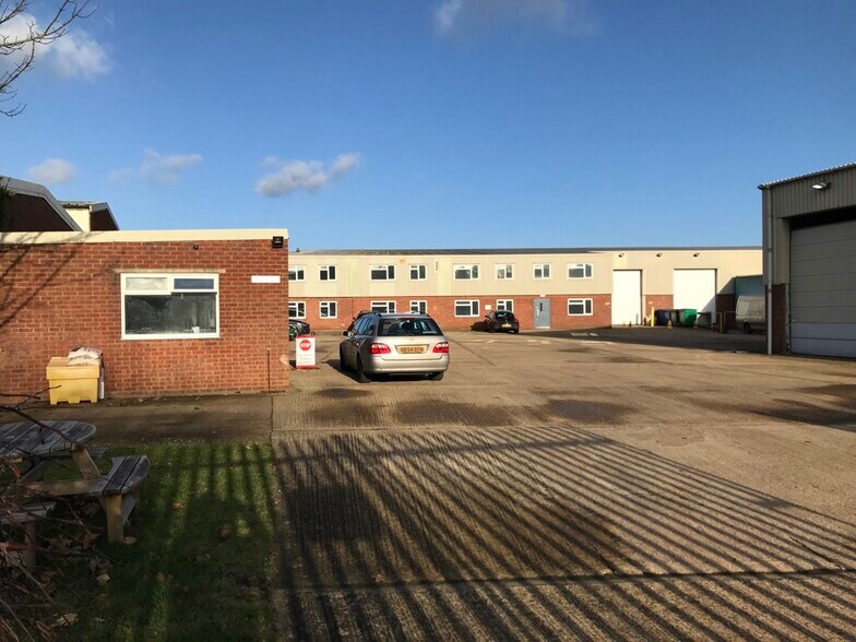 1 Borough Rd, Brackley to rent - Building Photo - Image 3 of 3