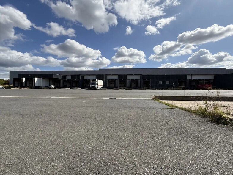 Industrial in SAINT-OUEN-L'AUMONE to rent - Building Photo - Image 2 of 8