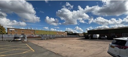 Empire Clos, Aldridge to rent Building Photo- Image 2 of 5