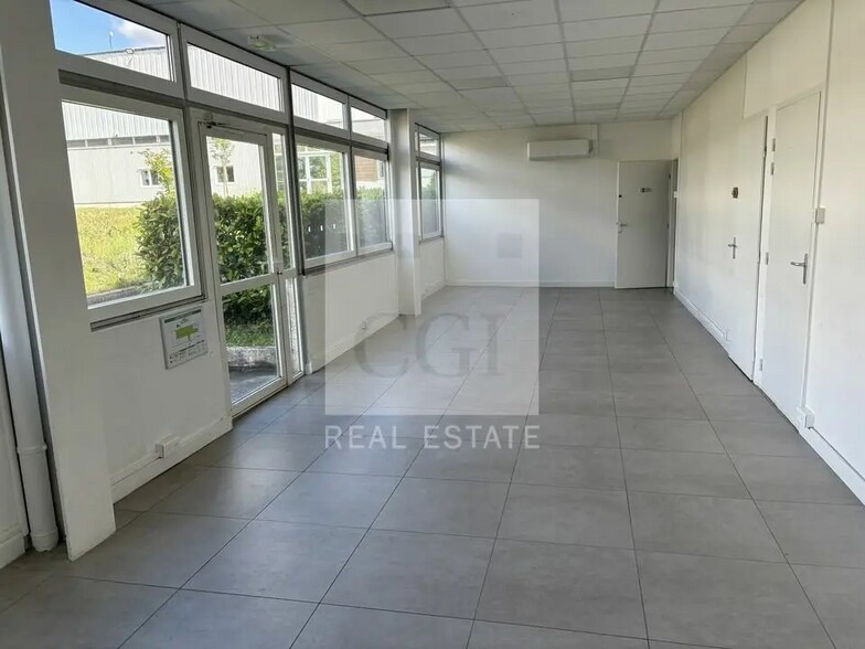 Office in Saint-Priest to rent - Building Photo - Image 3 of 26