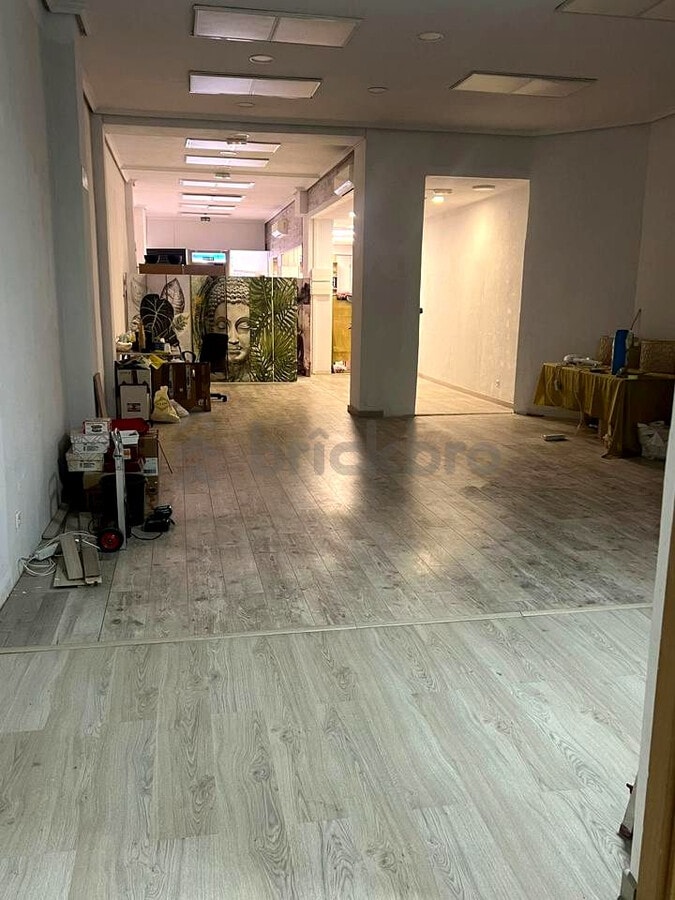Madrid, MAD 28020 - Unit 4 - - Interior Photo - Image 1 of 17