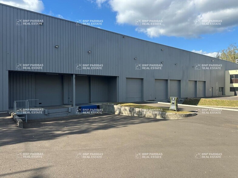 Industrial in Lisses to rent - Building Photo - Image 1 of 11