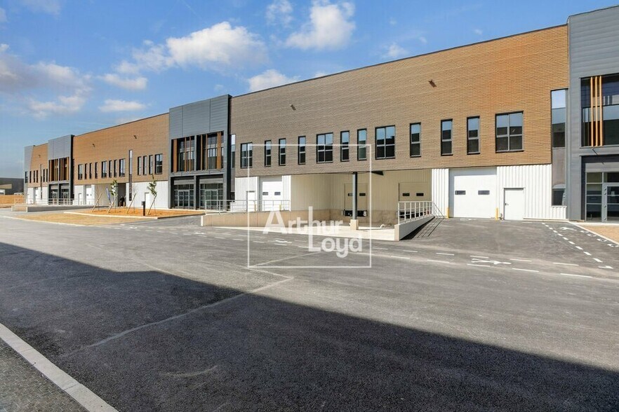 Light Industrial in Wissous to rent - Building Photo - Image 1 of 5